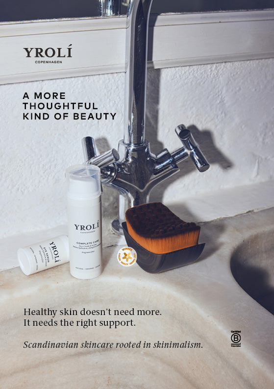 A5 poster i et Badeværelse med Yrolí Complete Care og Eye Serum og Lympatic Brush. Tekst "A more thoughtful kind of beauty"