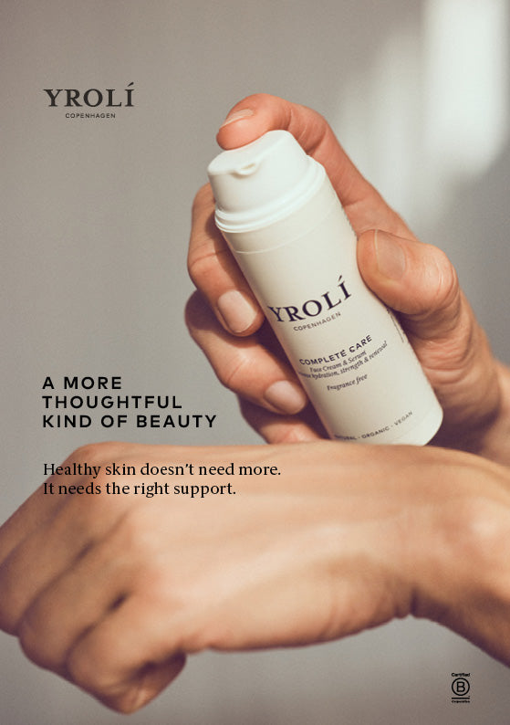 A5 Poster af Hænder holder en Yrolí Complete Care ansigtscreme i et lyst, neutralt miljø. Tekst 'A more thoughtful kind of beauty" 
